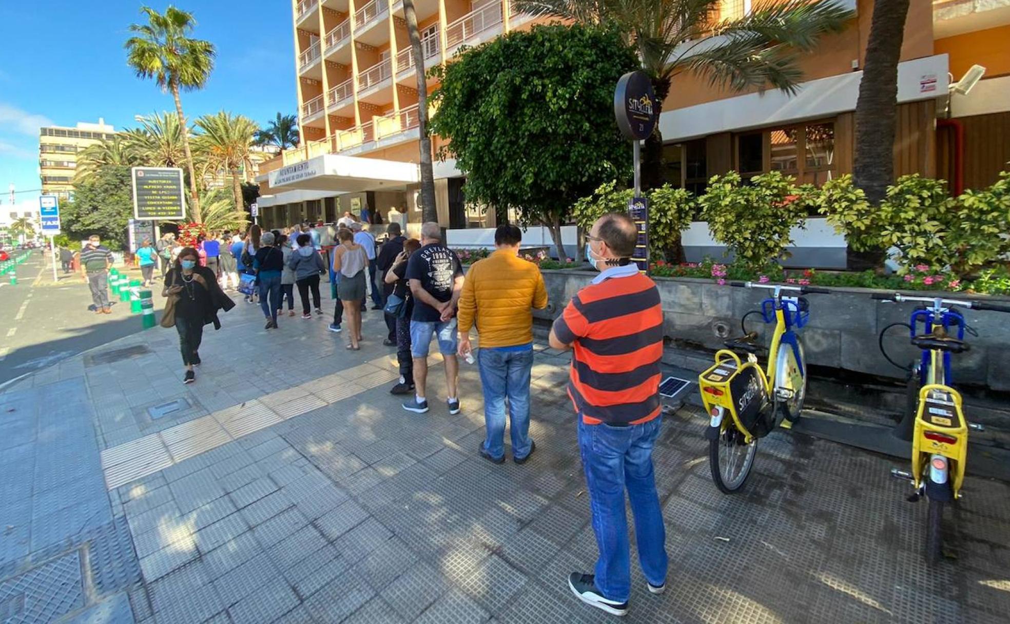 Imagen de archvo de las colas a las puertas de las oficinas municipales.