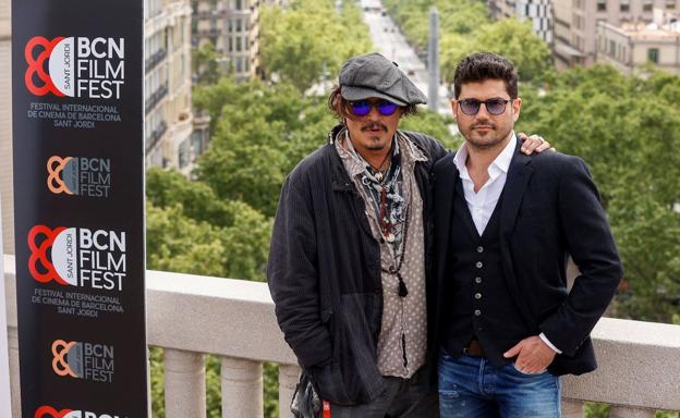 Johnny Depp y el director de 'El fotógrafo de Minamata', Andrew Levitas, en Barcelona.