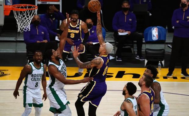 Derrota de los Lakers en el regreso del público al Staples Center
