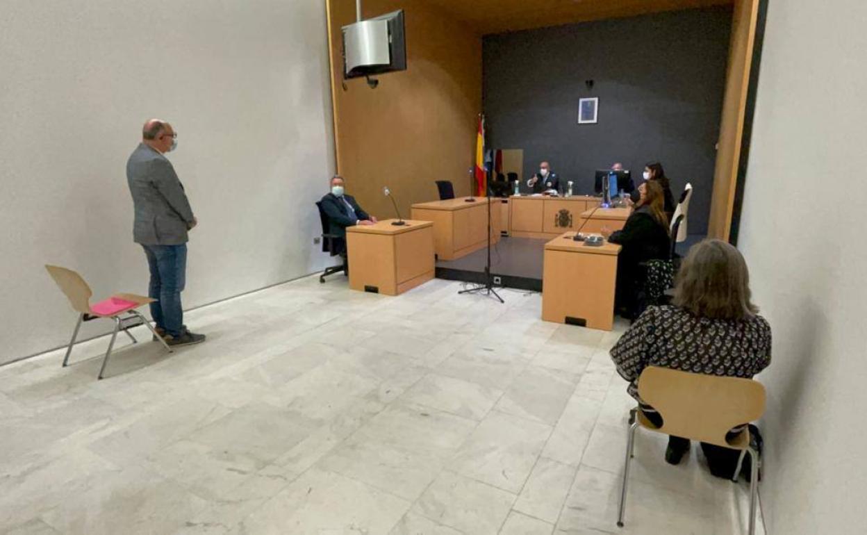 Luis Roca, de pie a la izquierda, durante el juicio celebrado por la agresión a la presidenta de Cima. 