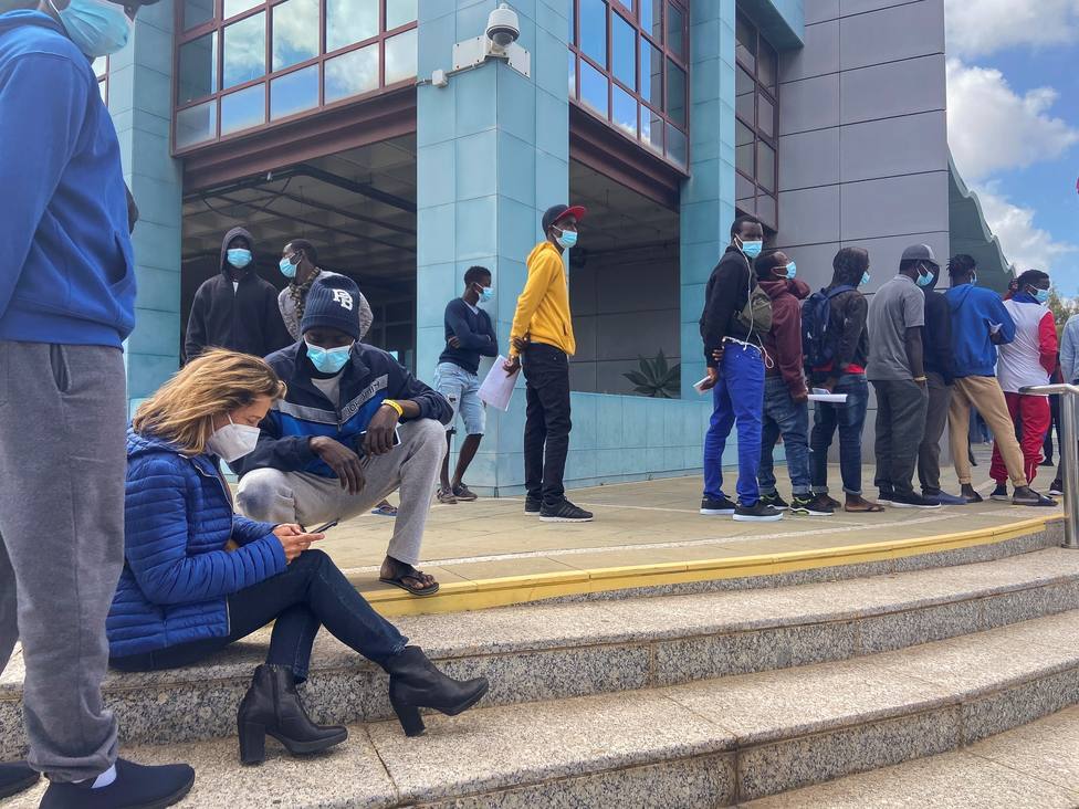 Imagen de inmigrantes haciendo cola ante la jefatura de policía en la capital grancanaria. 