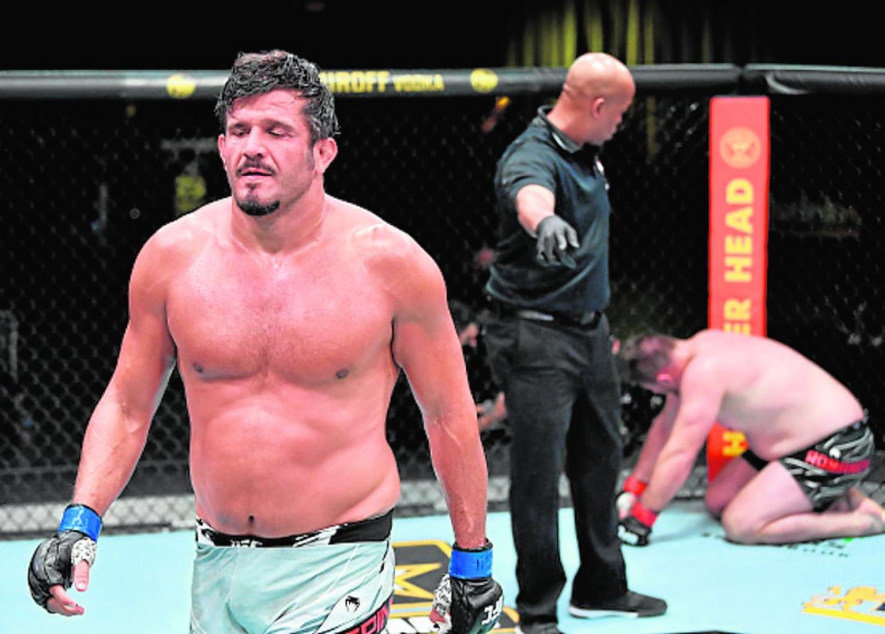 El Guapo, serio, con Romanov, al fondo, tumbado. 