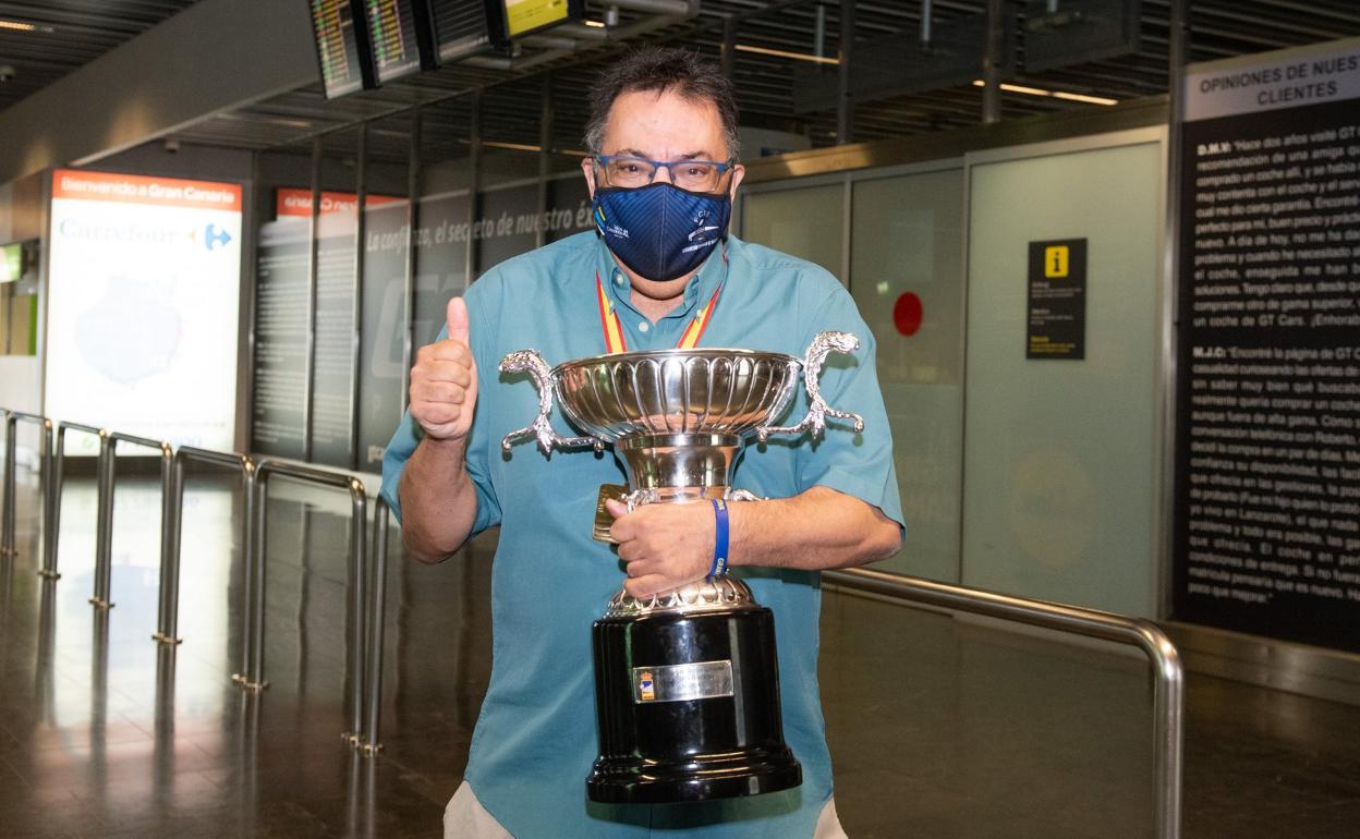 Aunque la mascarilla, por protocolo sanitario, no la deje apreciar, la sonrisa de Manuel Campos con la copa es de las históricas. 