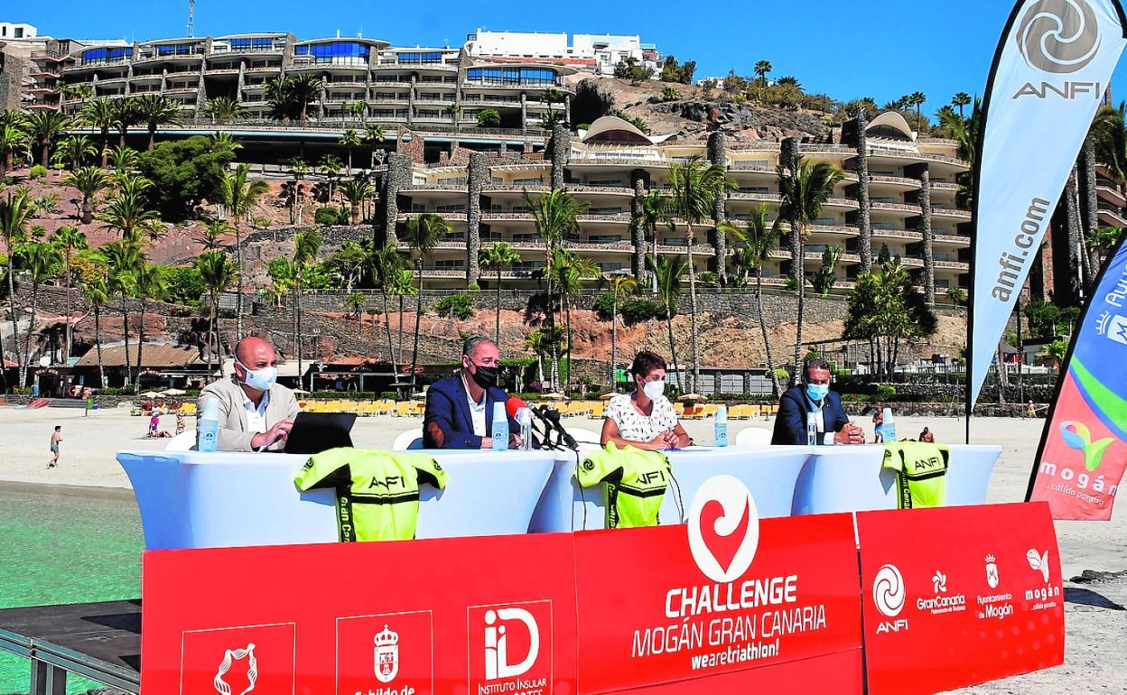 Mesa de presentación de la prueba con organizadores y autoridades políticas en el entorno de la playa de Anfi . 