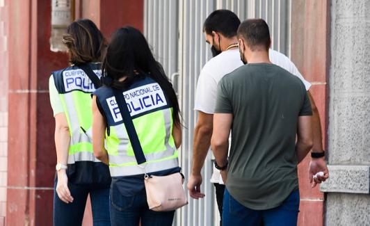 Imagen de los investigadores en la calle donde se produjeron los hechos. 
