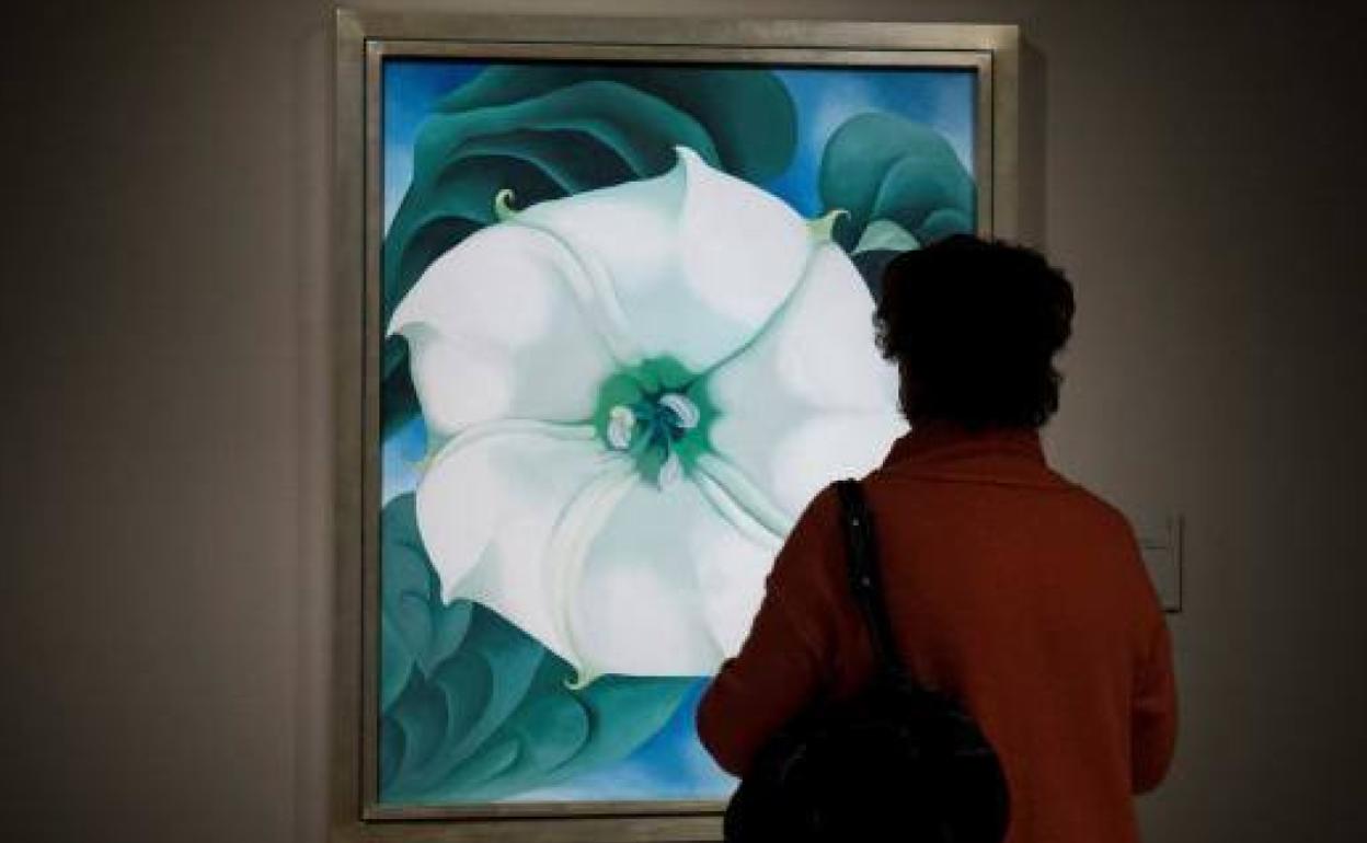 'Estraminio', una de la icónicas flores de O'Keeffe presente en la muestra, se subastó en 2014 por 44 millones de dólares. 