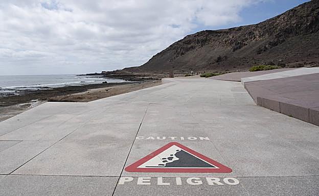 Advertencia del peligro de desprendimiento en El Confital. 