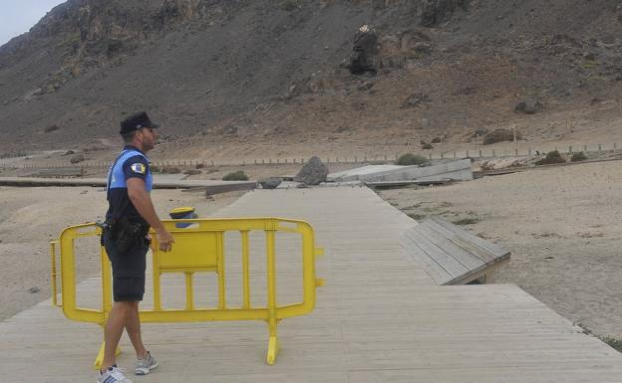 Cierre del Confital por desprendimientos en 2015. 