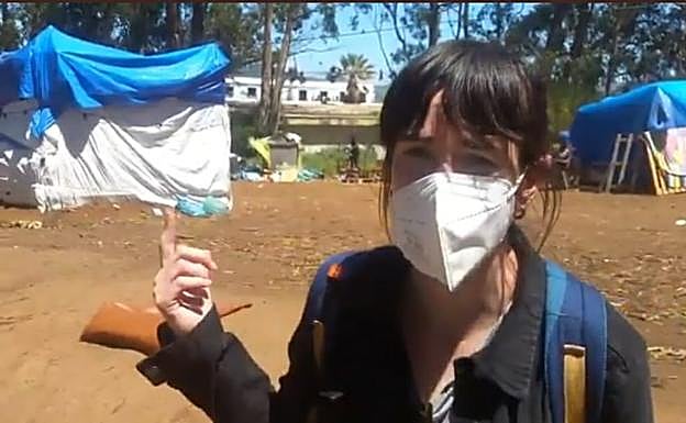La portavoz de Amnistía, en el campamento de protesta de Las Raíces. 