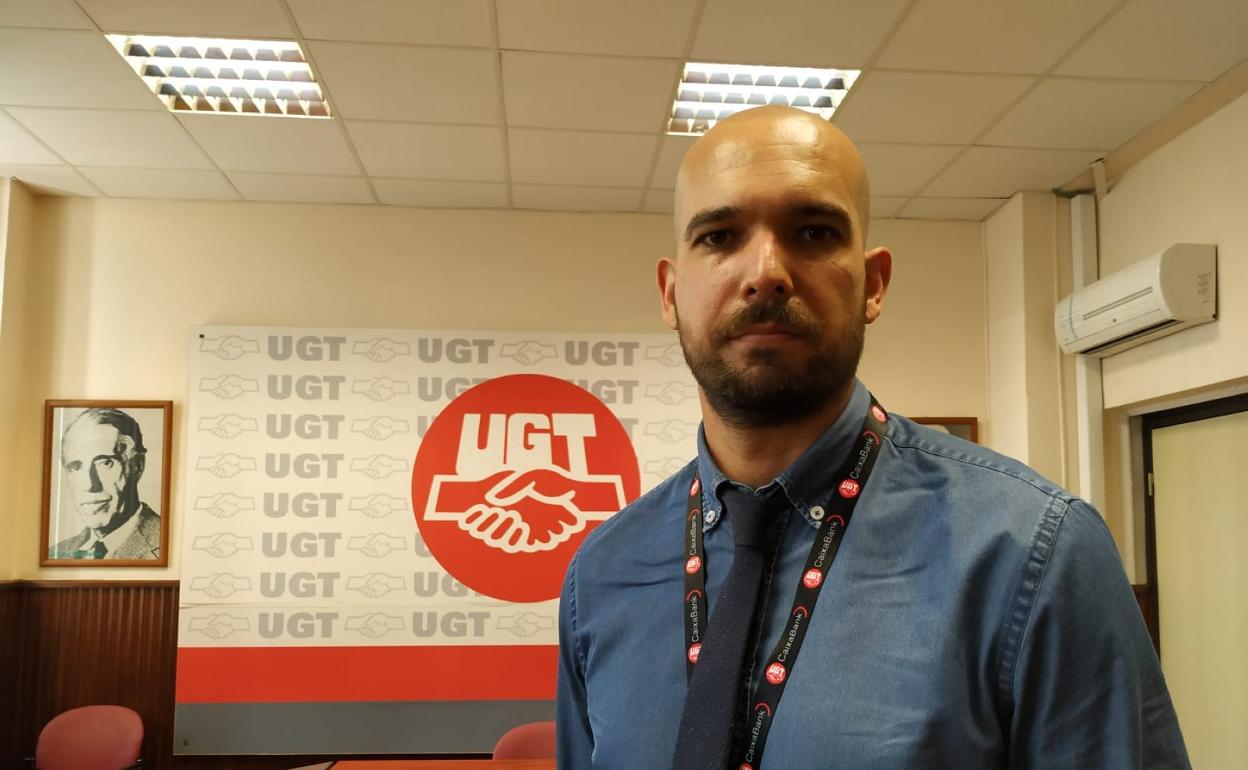 David García, responsable del sector financiero de UGT Canarias, advierte de que hará conflicto laboral. 
