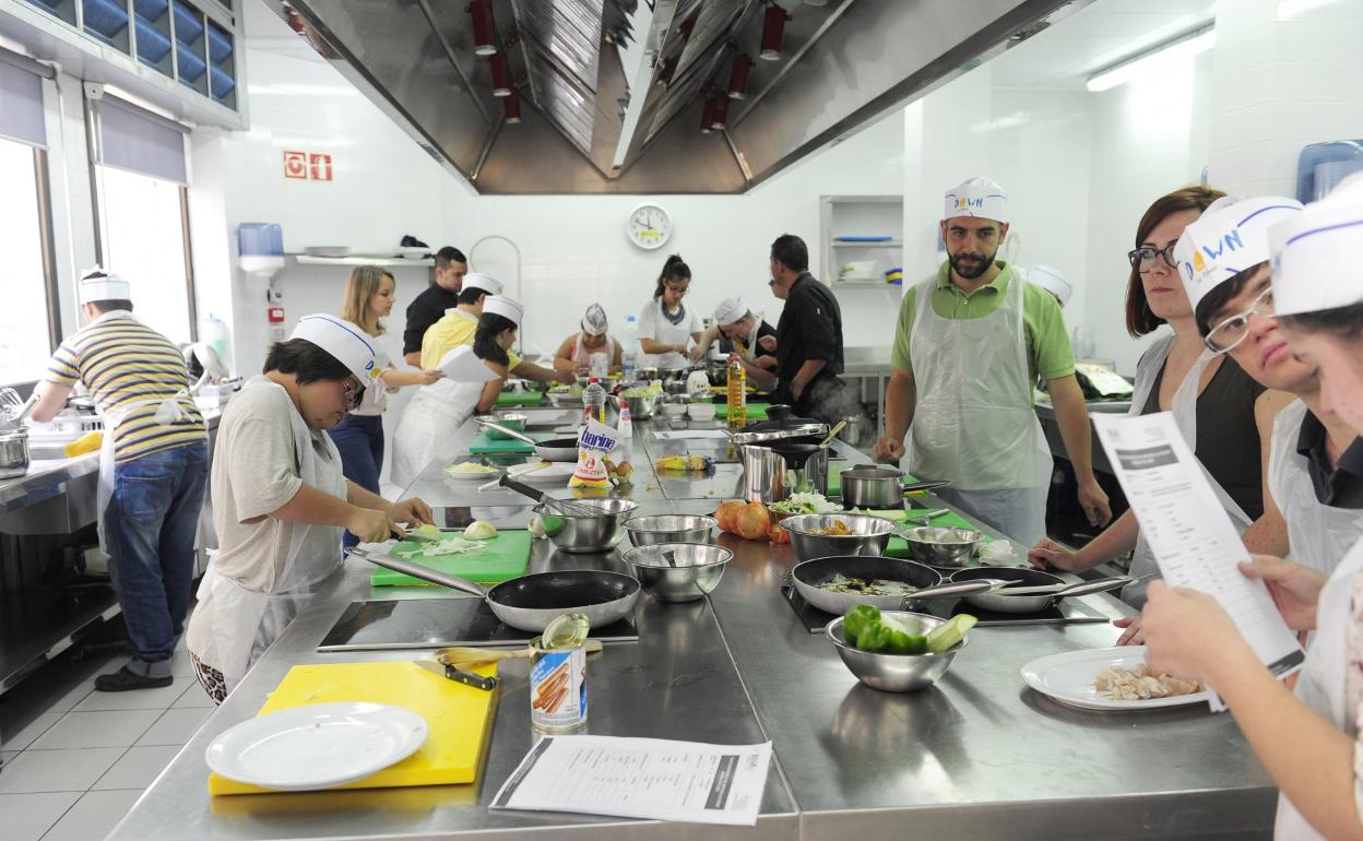 Foto de archivo sin relación con esta información de un taller de cocina a jóvenes de la Asociación Down. 