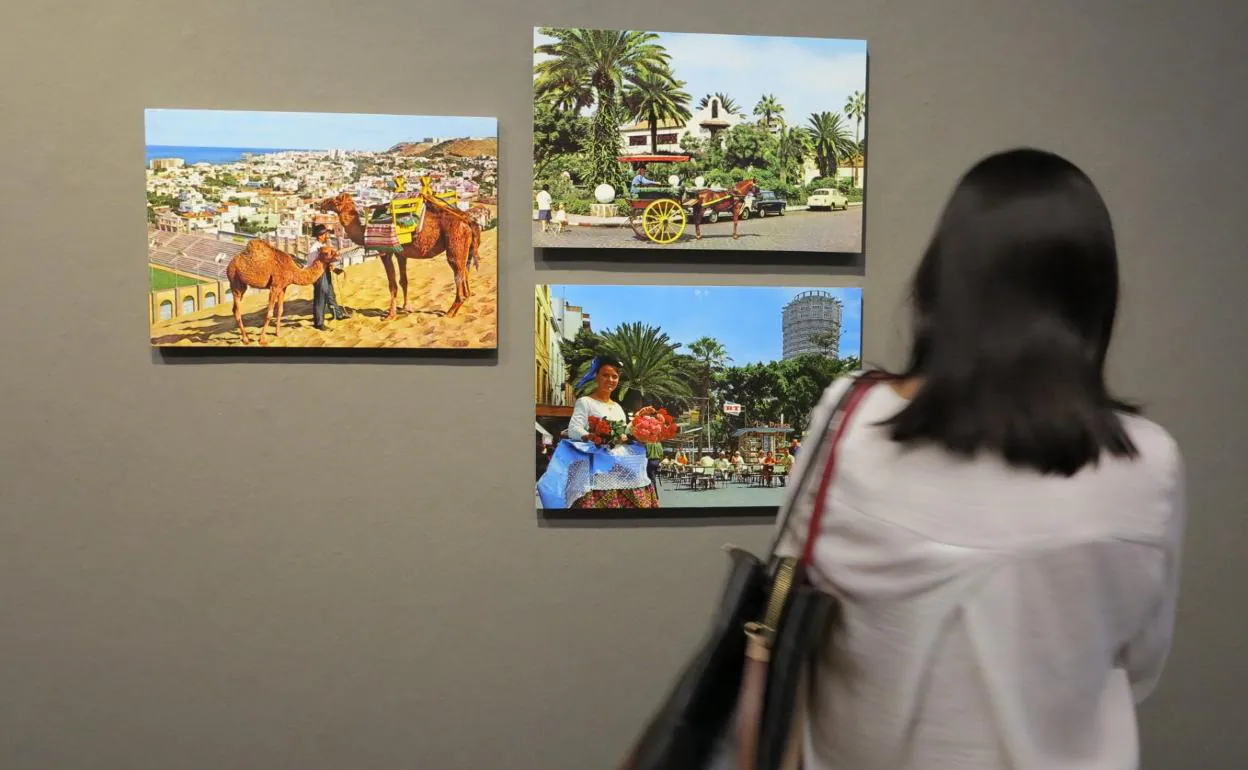 Una visitante de la muestra ante tres de las 44 fotografías que se exhiben en la Casa de Colón. 