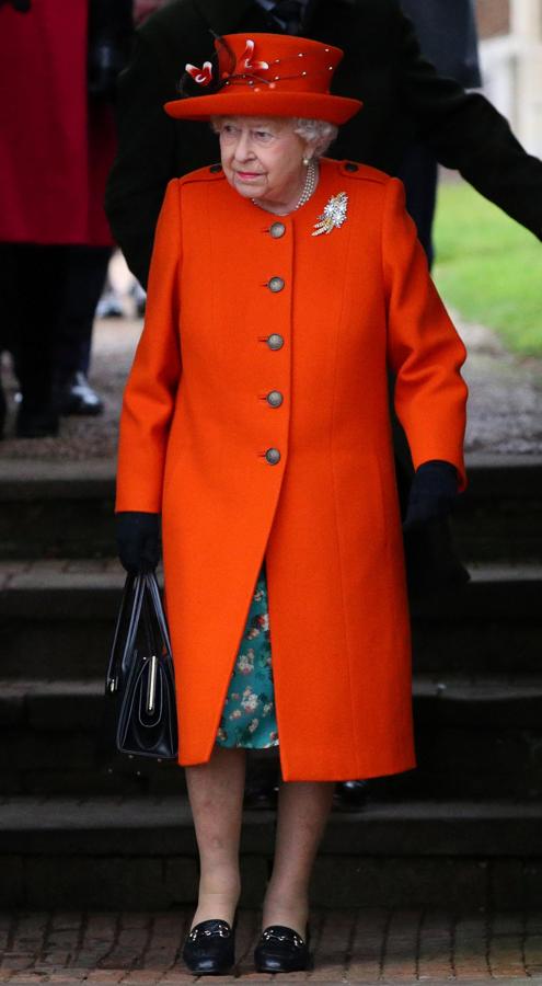 La reina Isabel II abandona la iglesia de Santa María Magdalena después del servicio del día de Navidad de la Familia Real en la finca de Sandringham, en 2017.