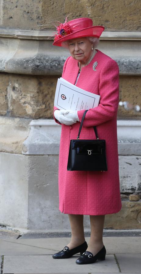 La reina Isabel II abandona la capilla de San Jorge, en el Castillo de Windsor, el 18 de mayo de 2019, después de la boda de Lady Gabriella Windsor y Thomas Kingston. 