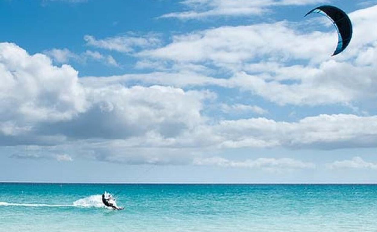 Herido tras caerse haciendo kitesurf en Lagos de El Cotillo