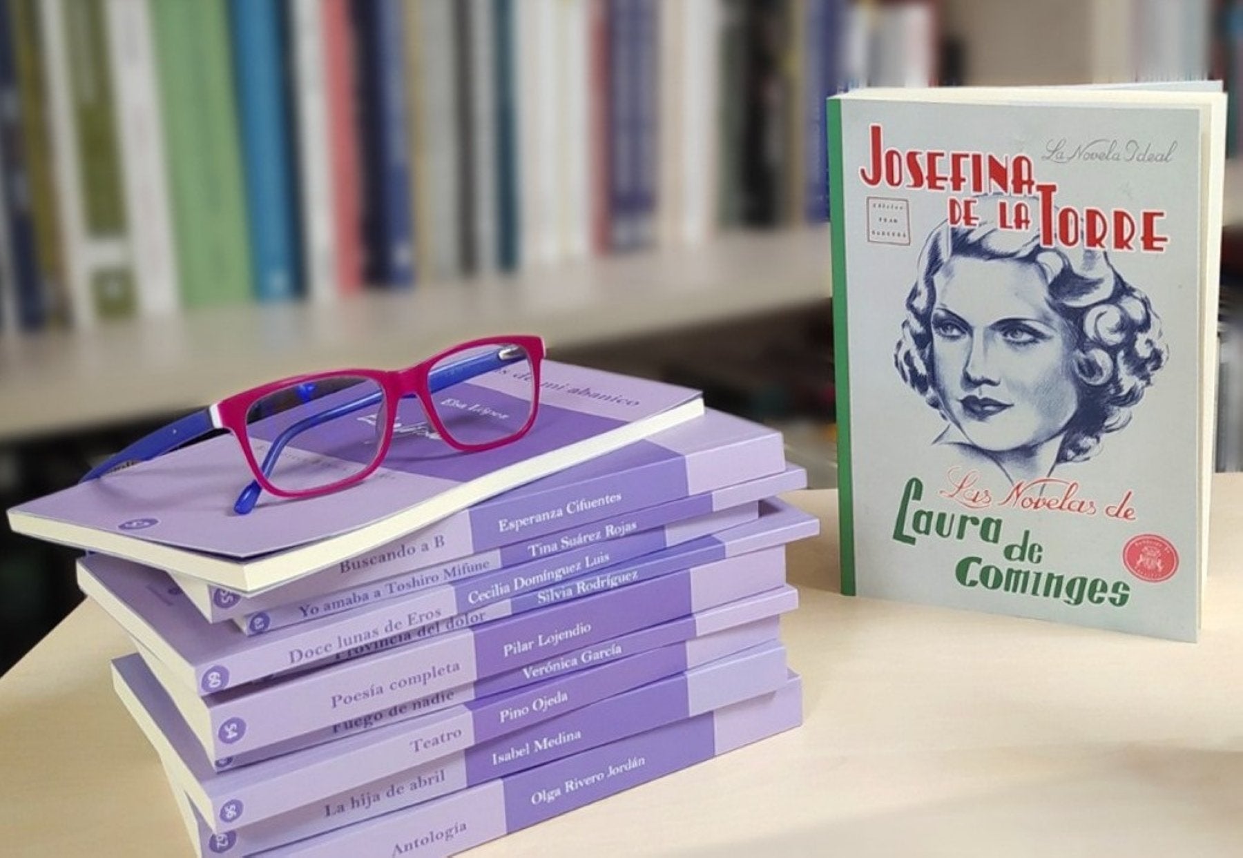 Los diez primeros volúmenes de la Biblioteca Básica de Canarias y el libro que recoge las 11 novelas de Josefina de la Torre bajo pseudónimo. 