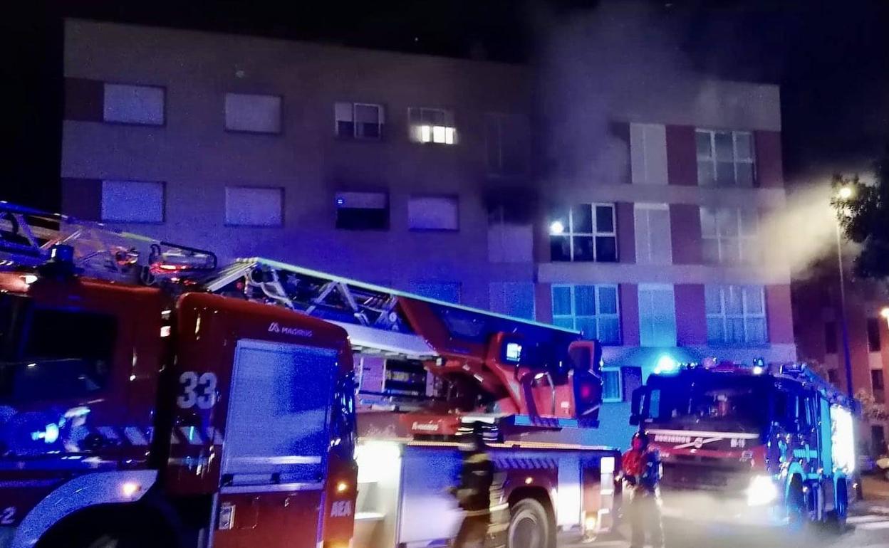 Fuego en varias plantas de un edificio en San Cristóbal de La Laguna. 