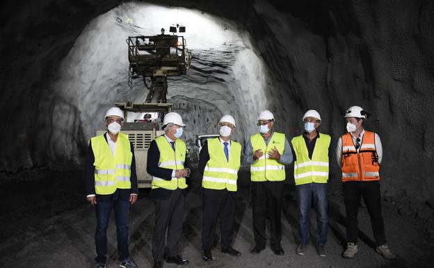 Presidente, consejero y alcalde, dentro del túnel, junto a técnicos de la obra.