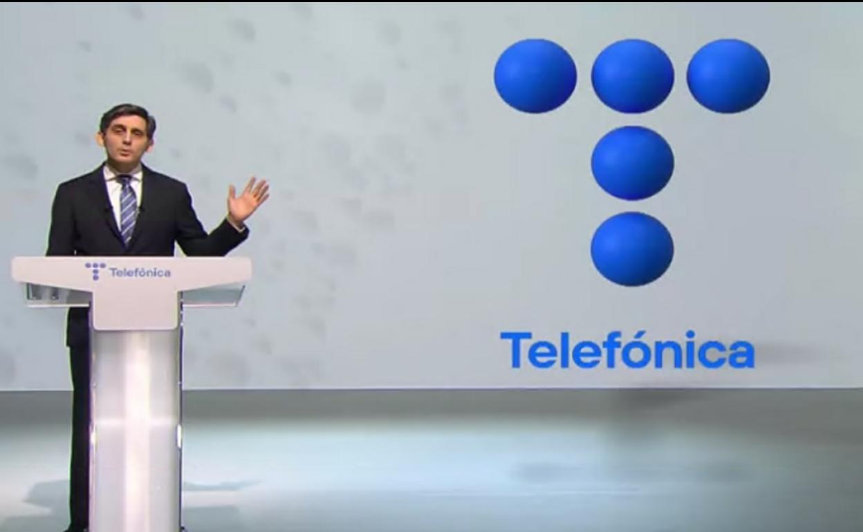 Álvarez-Pallete muestra el nuevo logo de Telefónica.
