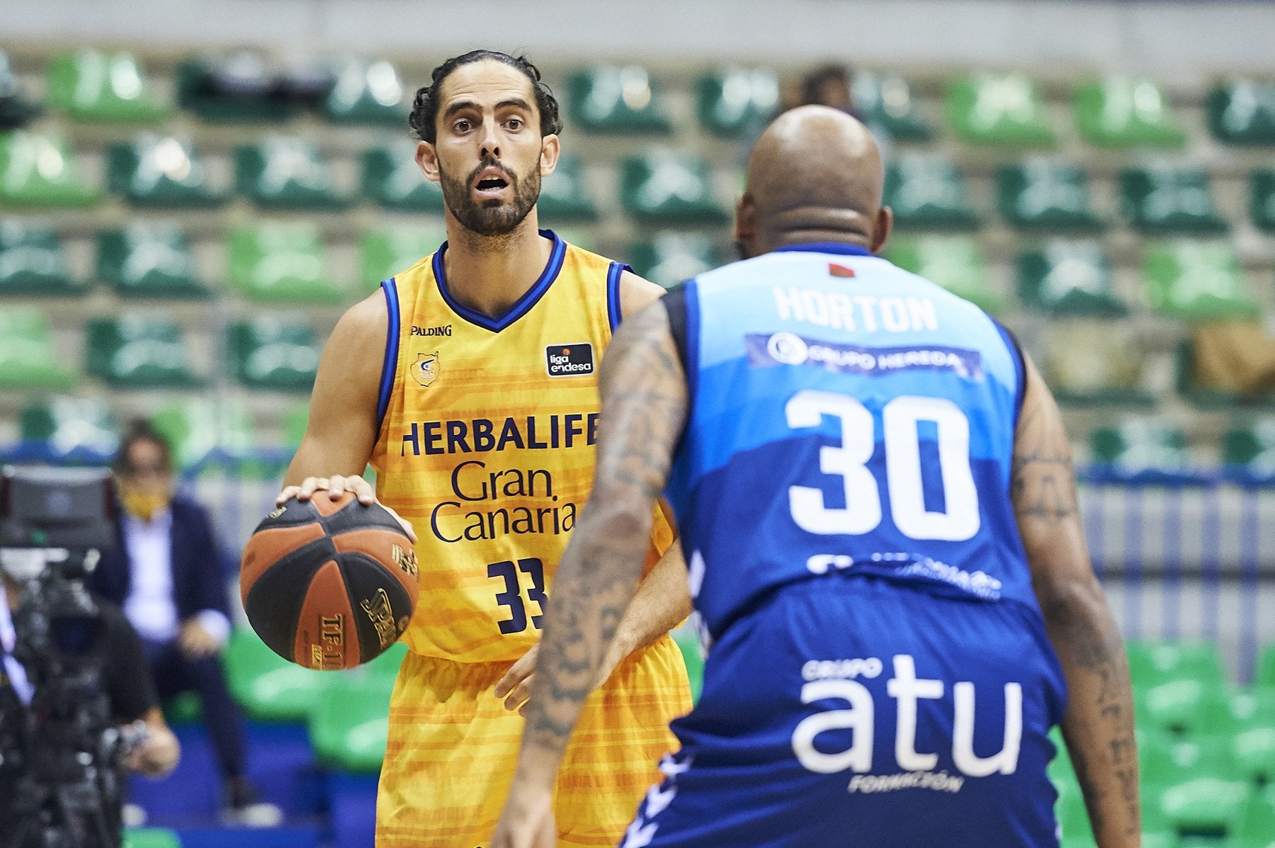 Beirán busca la mejor opción ante la defensa de Horton en el partido jugado en Burgos. 