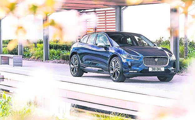 Al Jaguar I-PACE le sienta bien el negro