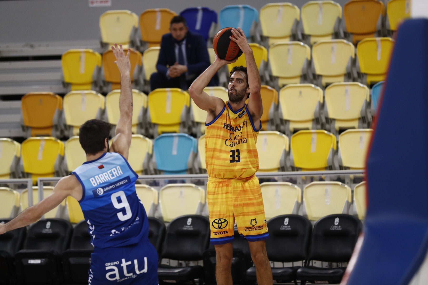 El alero madrileño del Herbalife Gran Canaria, Javier Beirán, lanza a canasta durante el compromiso liguero ante el Burgos. 