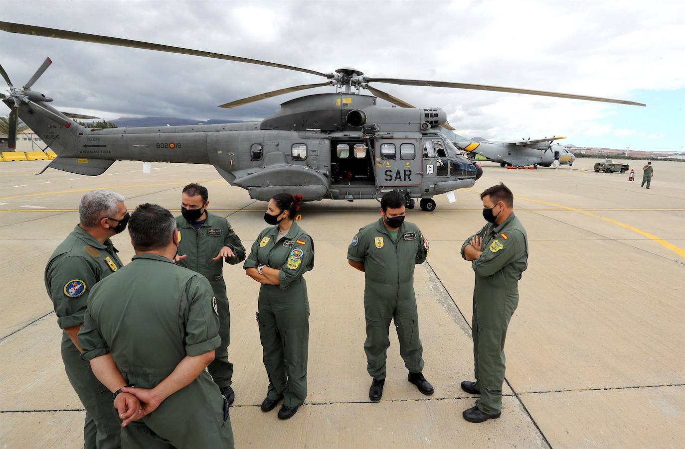 Fotos: El Ejército del Aire rescató a tres supervivientes del cayuco con 17 cadáveres