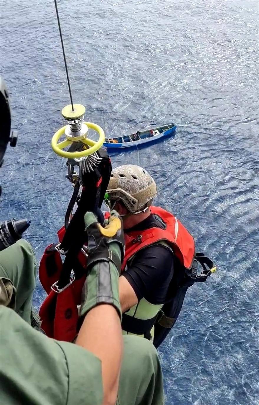 Fotos: El Ejército del Aire rescató a tres supervivientes del cayuco con 17 cadáveres