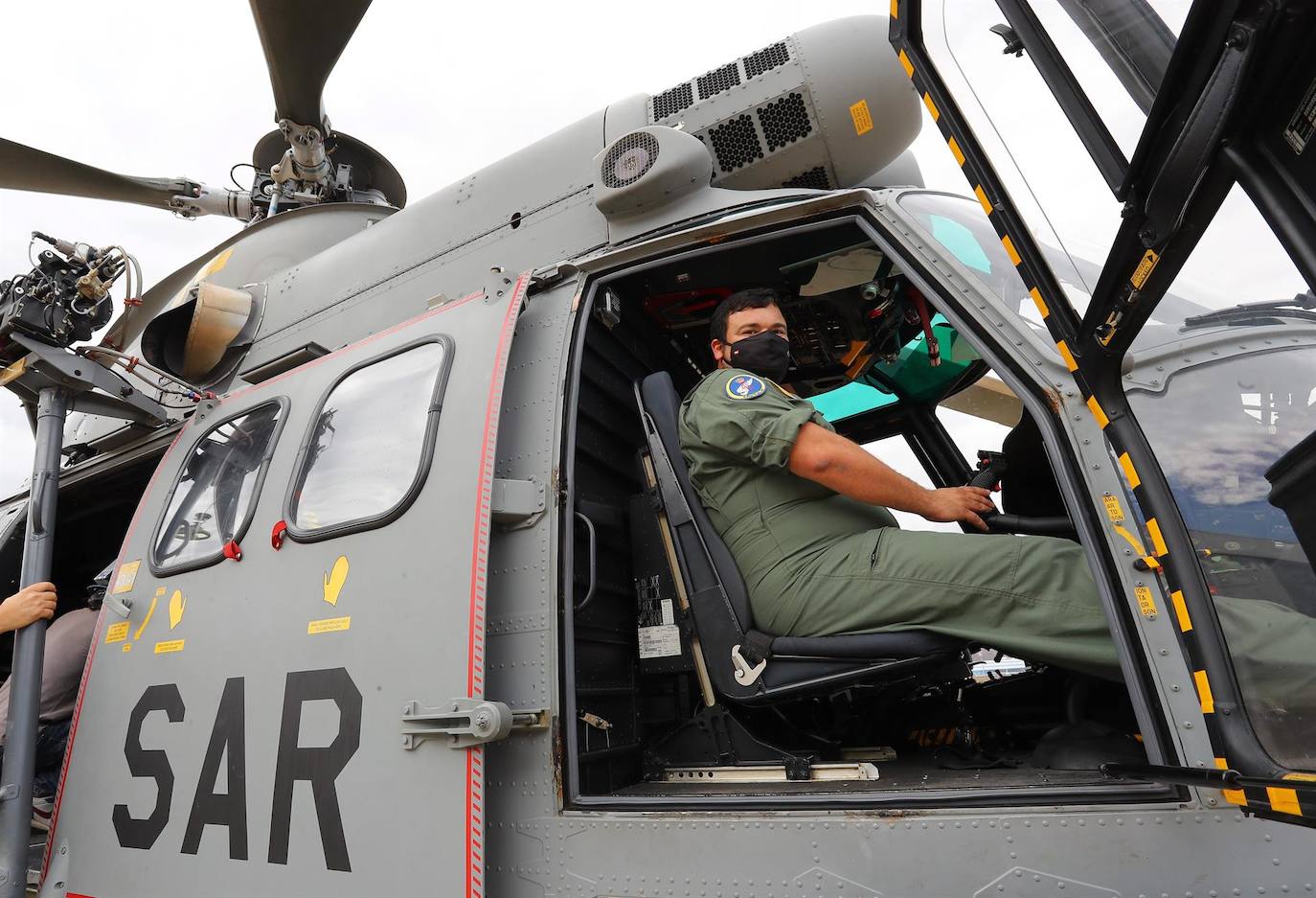 Fotos: El Ejército del Aire rescató a tres supervivientes del cayuco con 17 cadáveres