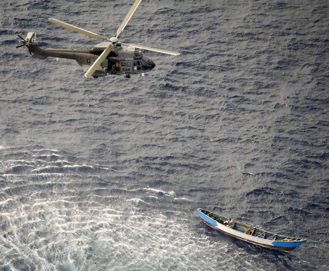 Fotos: El Ejército del Aire rescató a tres supervivientes del cayuco con 17 cadáveres