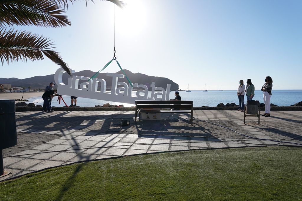 La alcaldesa presencia la colocación del nombre de Gran Tarajral en la avenida marítima Paco Hierro. 