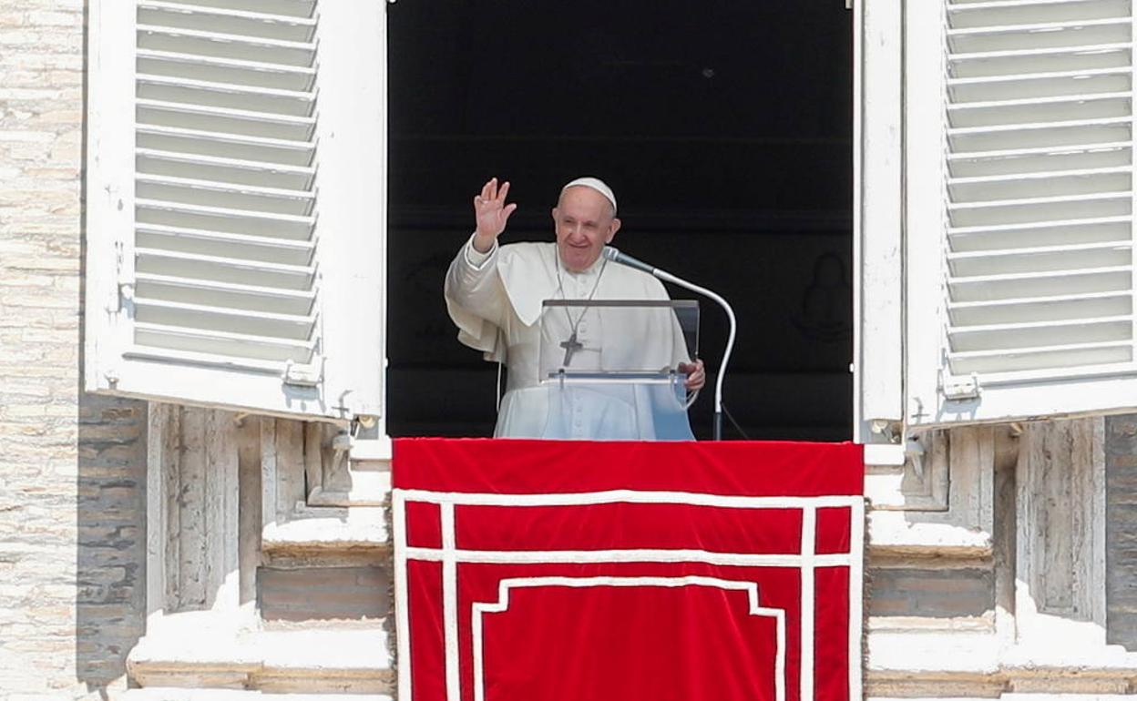 El papa Francisco saluda a los fieles congregados en la plaza de San Pedro.