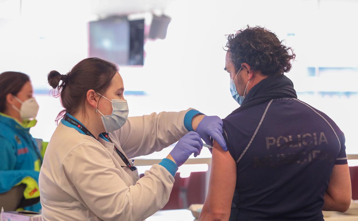Imagen de un policía vacunándose en Madrid. 