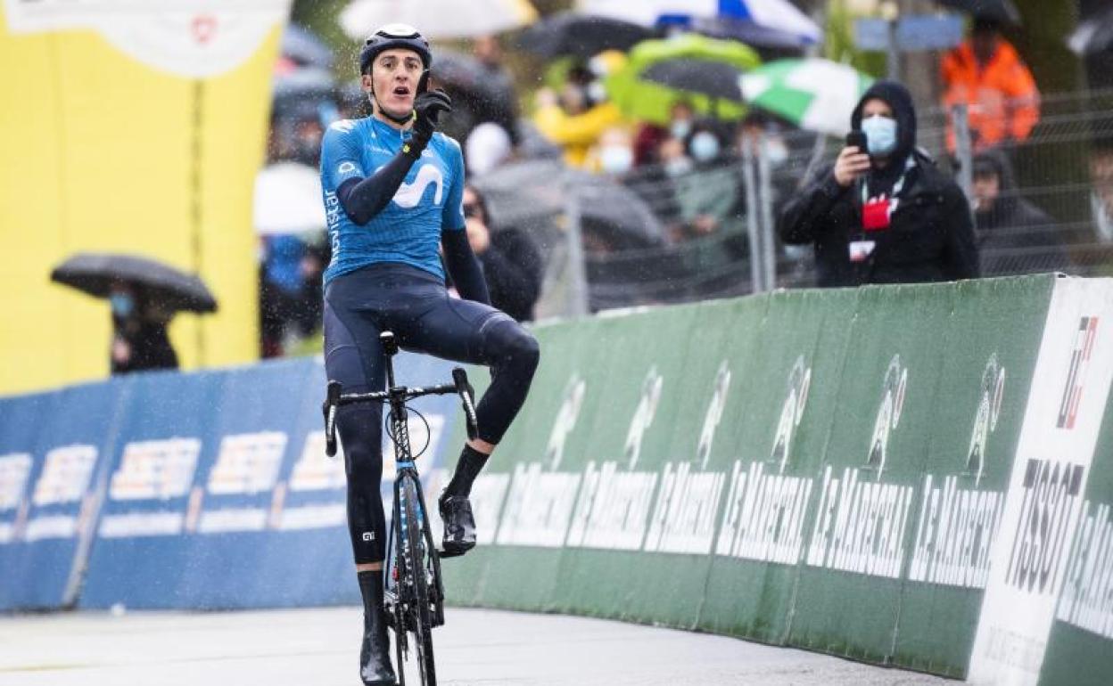 Marc Soler cruza la línea de meta para ganar la etapa en solitario. 