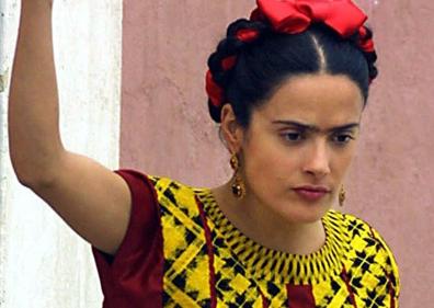 Imagen secundaria 1 - Salma Hayek y su celebrado baile en 'Abierto hasta el amanecer', caracterizada de Frida Kahlo en el papel que le reportó una nominación al Oscar y con su marido, François-Henri Pinault.