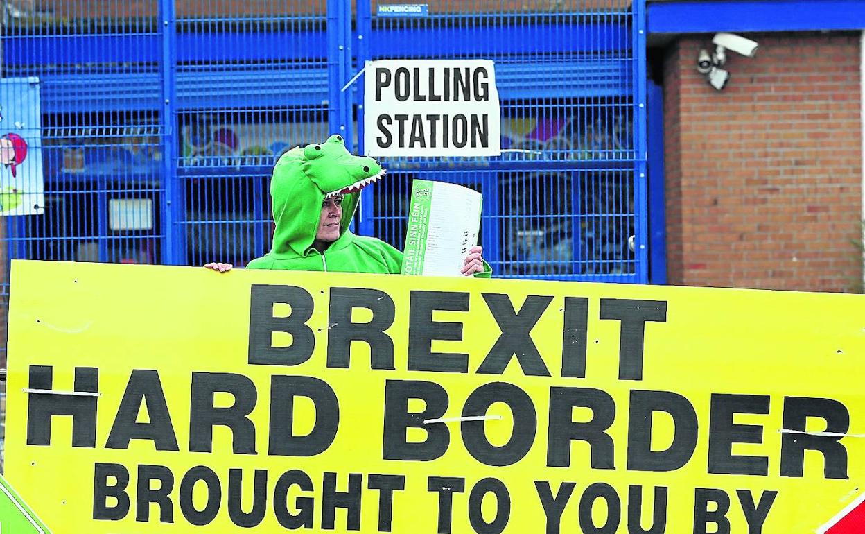 Una persona protesta de forma llamatica en Irlanda del Norte contra el 'brexit'.