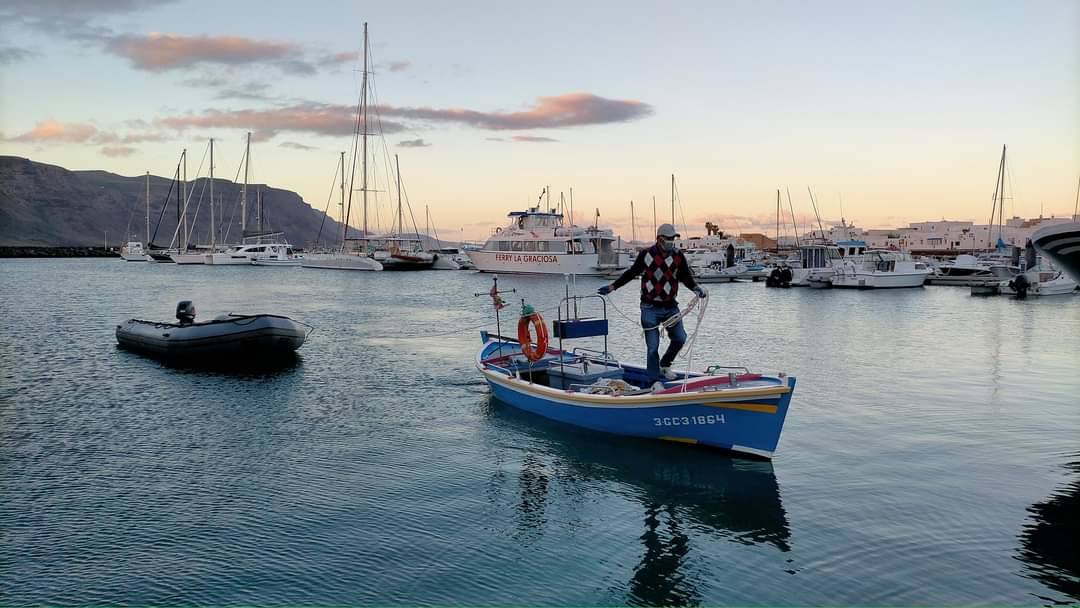 Imagen del pescador en el momento de la llegada al muelle de Caleta de Sebo con la zodiac. 