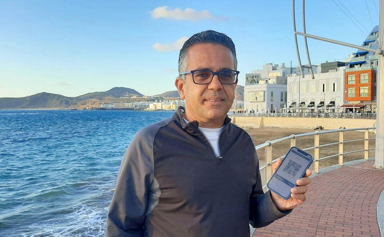 Víctor Monzón consulta el portal web desde su móvil. 