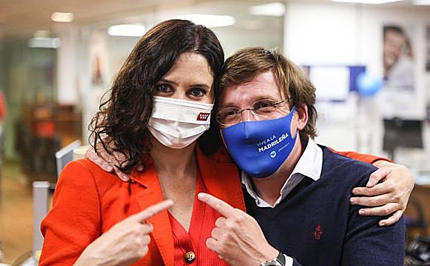 Isabel Díaz Ayuso y José Luis Martínez-Almeida, en la sede de Génova