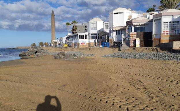 Estado que presentaba ayer la playa de Maspalomas por la zona de la escollera. La propia naturaleza ha recuperado parte de la arena. 