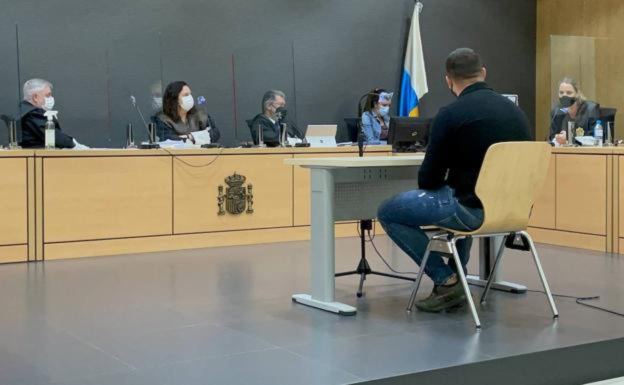 Kiova Fernando contesta las preguntas de la fiscal Cristina Coterón. 