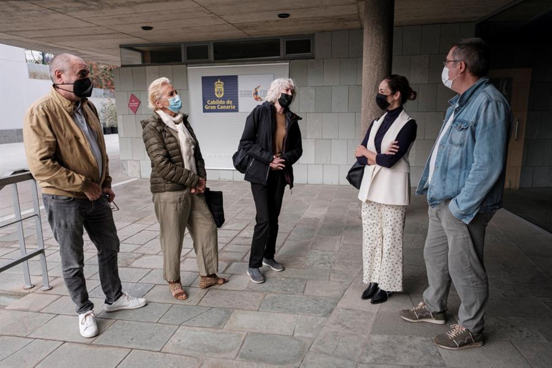 Joaquín Climent, Elena Irureta y Susi Sánchez dialogan con Guacimara Medina y Gonzalo Ubani en el patio del Teatro Cuyás. 