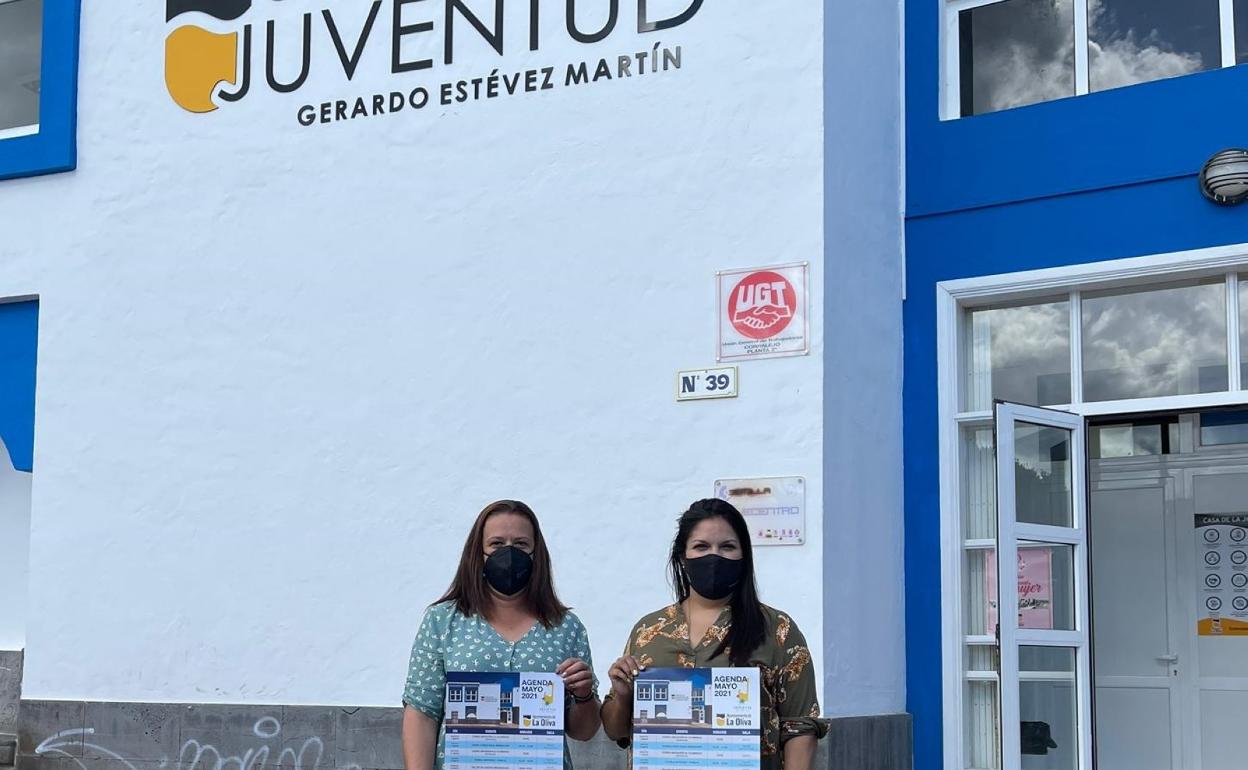 Sara Estévez, concejala de Juventud, con el cartel de los actos. 