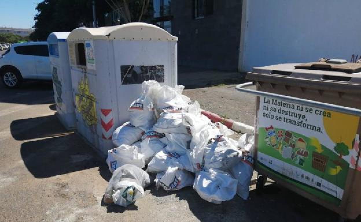 Escombros que el vecino de Santa Lucía dejó junto a los contenedores de residuos. 