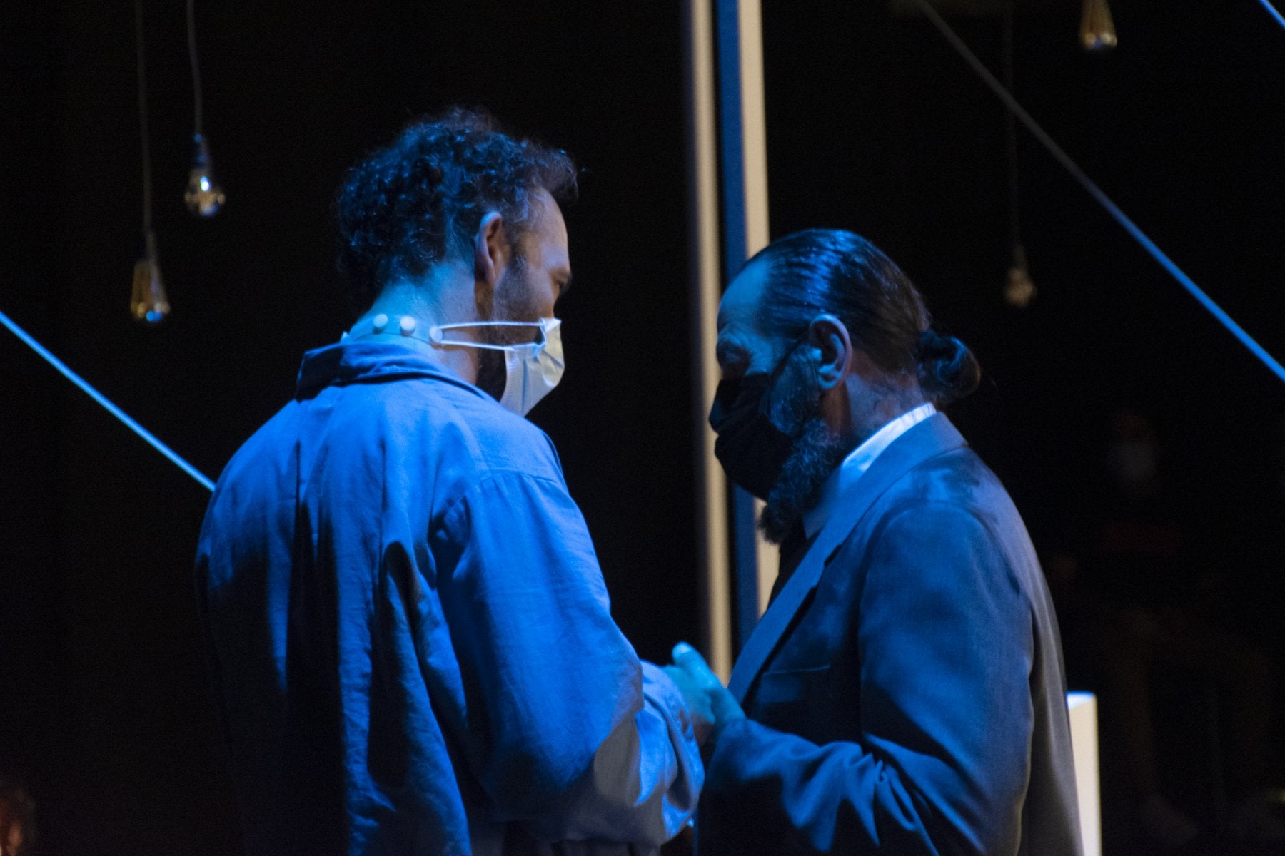 Toni Báez y Miguel Ángel Maciel, que representan a Tesla y Edison, dialogan durante un ensayo de la obra. 