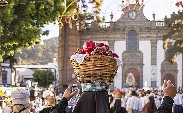 Devotos ante la Virgen del Pino en 2019. 