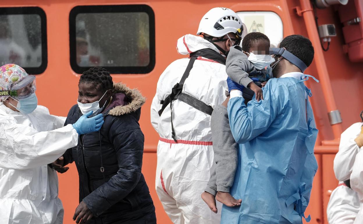 Rescate de una patera en Lanzarote en la que viajaban 42 personas, entre ellas 19 mujeres y tres menores. 