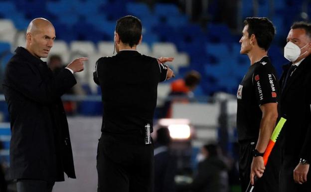 Zinedine Zidane pide explicaciones a Martínez Munuera tras el penalti señalado a Militao. 
