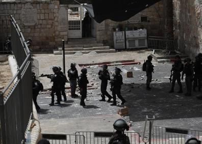 Imagen secundaria 1 - Imágenes de los enfrentamientos en Jerusalén. 