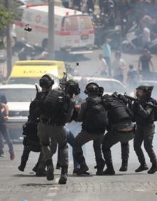 Imagen secundaria 2 - Imágenes de los enfrentamientos en Jerusalén. 